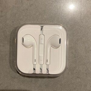 Apple White Wited EarPods with Remote and Mic NWT